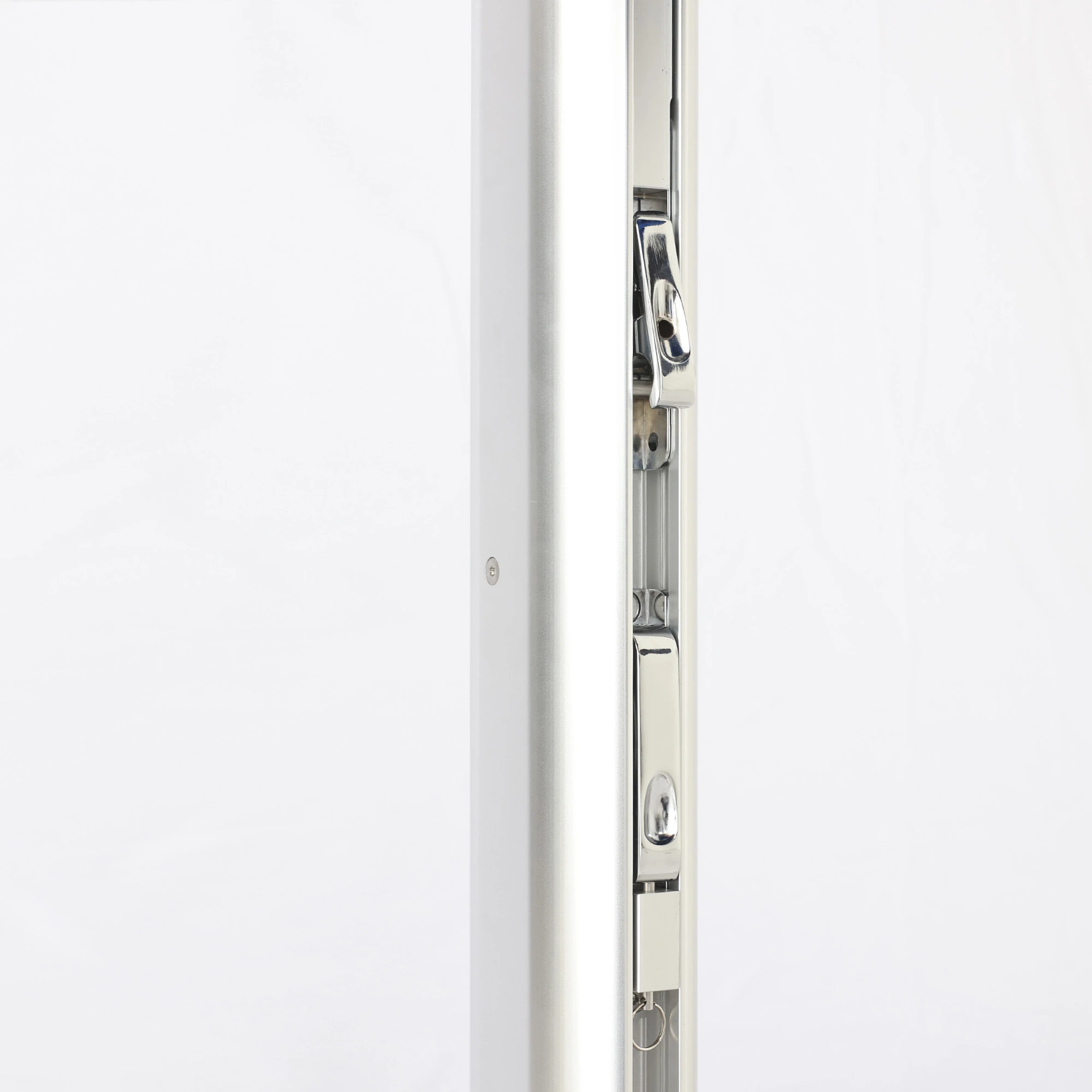 Close-up of the Solana Series aluminum center mast, providing strength and stability for long-lasting performance.